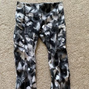 White and black Lululemon cropped leggings